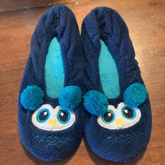 Treasures Penguin Slippers Size L (9-10). Never worn - Picture 1 of 2